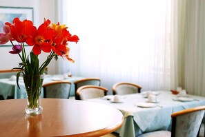 Buffet déjeuner (8 EUR par personne)