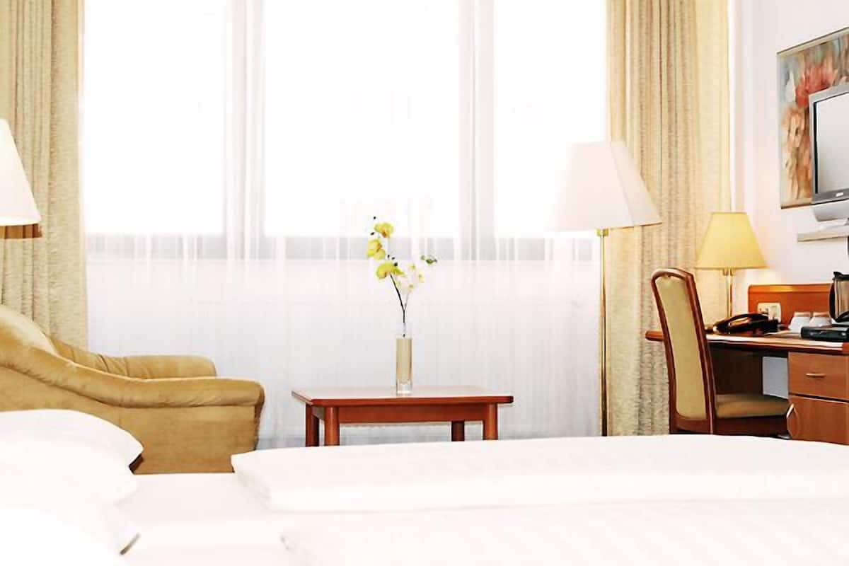 Double Room | Peti besi dalam bilik, meja, langsir/tirai gelap terus