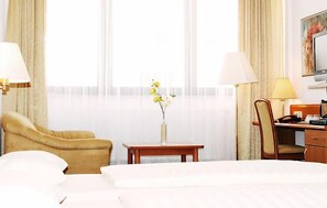 Doppelzimmer | Zimmersafe, Schreibtisch, Verdunkelungsvorhänge, Bügeleisen/Bügelbrett