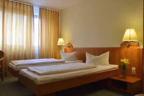 In-room safe, desk, blackout drapes, iron/ironing board - Fair Hotel am Rathaus (Schwalbach am Taunus)