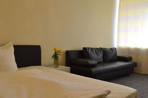 Appartement Standard, 1 lit double | Coffre-fort, bureau, rideaux d’obscurcissement