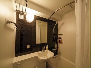 Economy-dobbeltværelse | Badeværelse | Kombination af bruser/badekar, gratis toiletartikler, hårtørrer