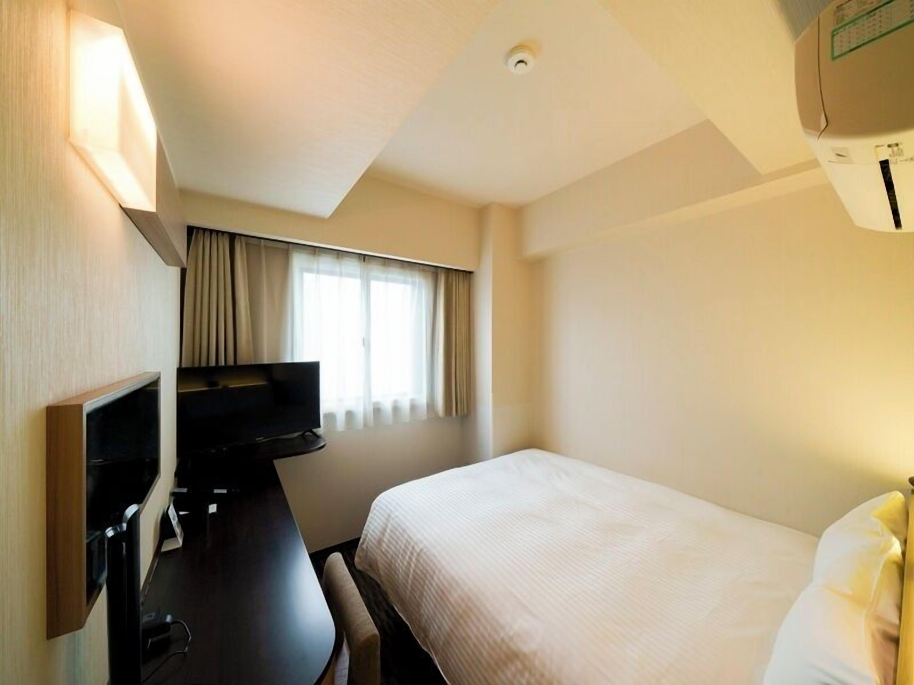 Economy Double Room | Desk, blackout curtains, iron/ironing board, free WiFi