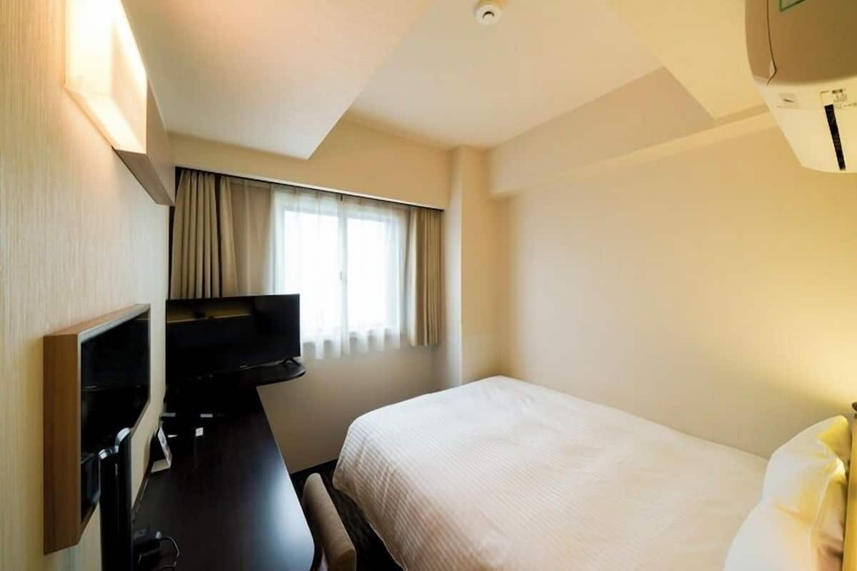 Economy Double Room | Desk, blackout drapes, iron/ironing board (on request), WiFi (free)