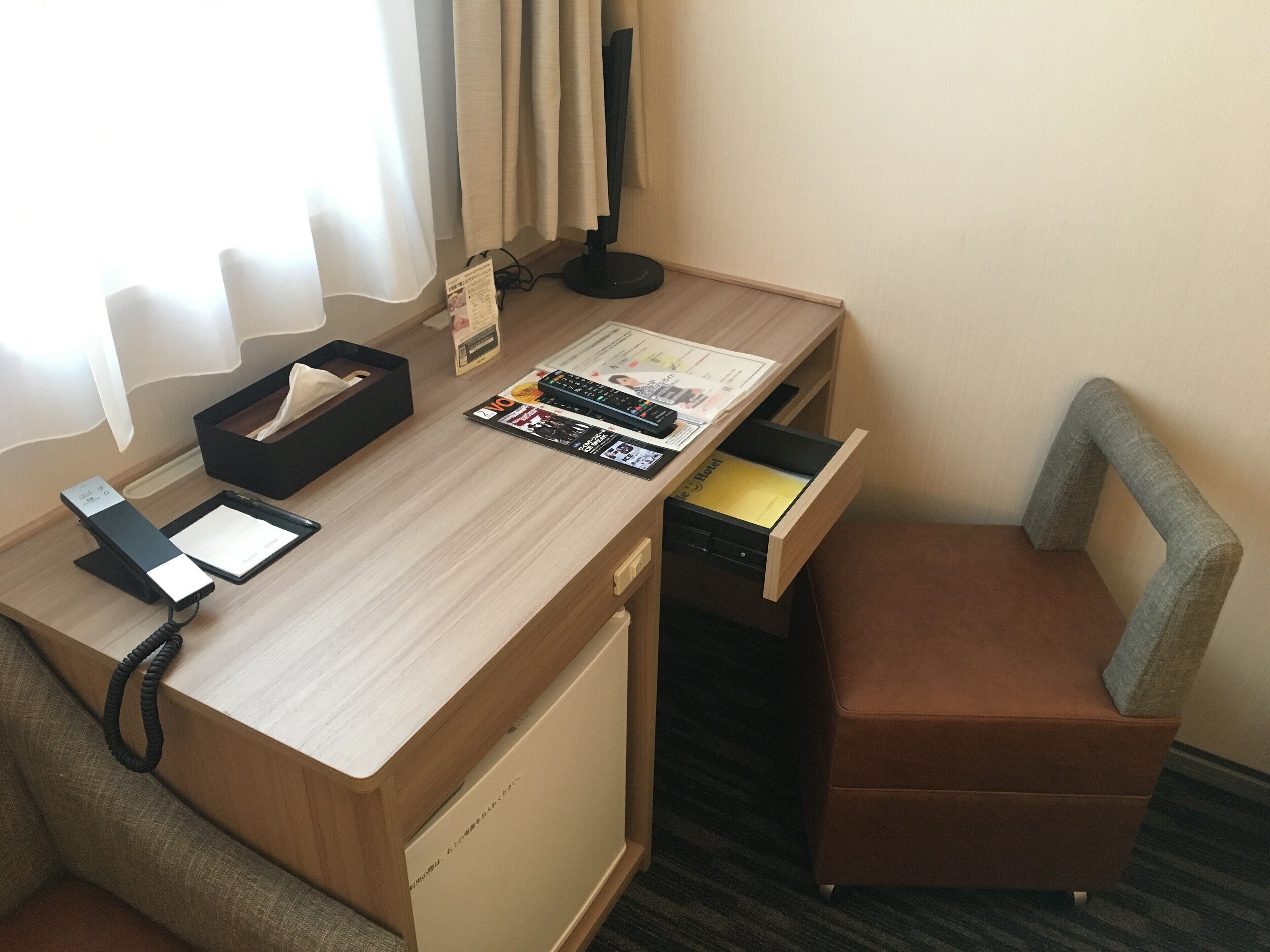 スタンダード ダブルルーム 140cm ベッド 禁煙 | デスク、遮光カーテン、アイロン / アイロン台、WiFi (無料)