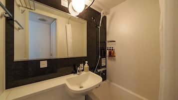 Einzelzimmer, Nichtraucher | Badezimmer | Duschwanne, kostenlose Toilettenartikel, Haartrockner, Bademäntel