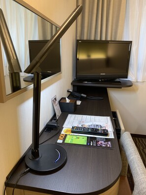 Desk, blackout curtains, iron/ironing board, free WiFi - Smile Hotel Tokyo Asagaya (Tokyo)