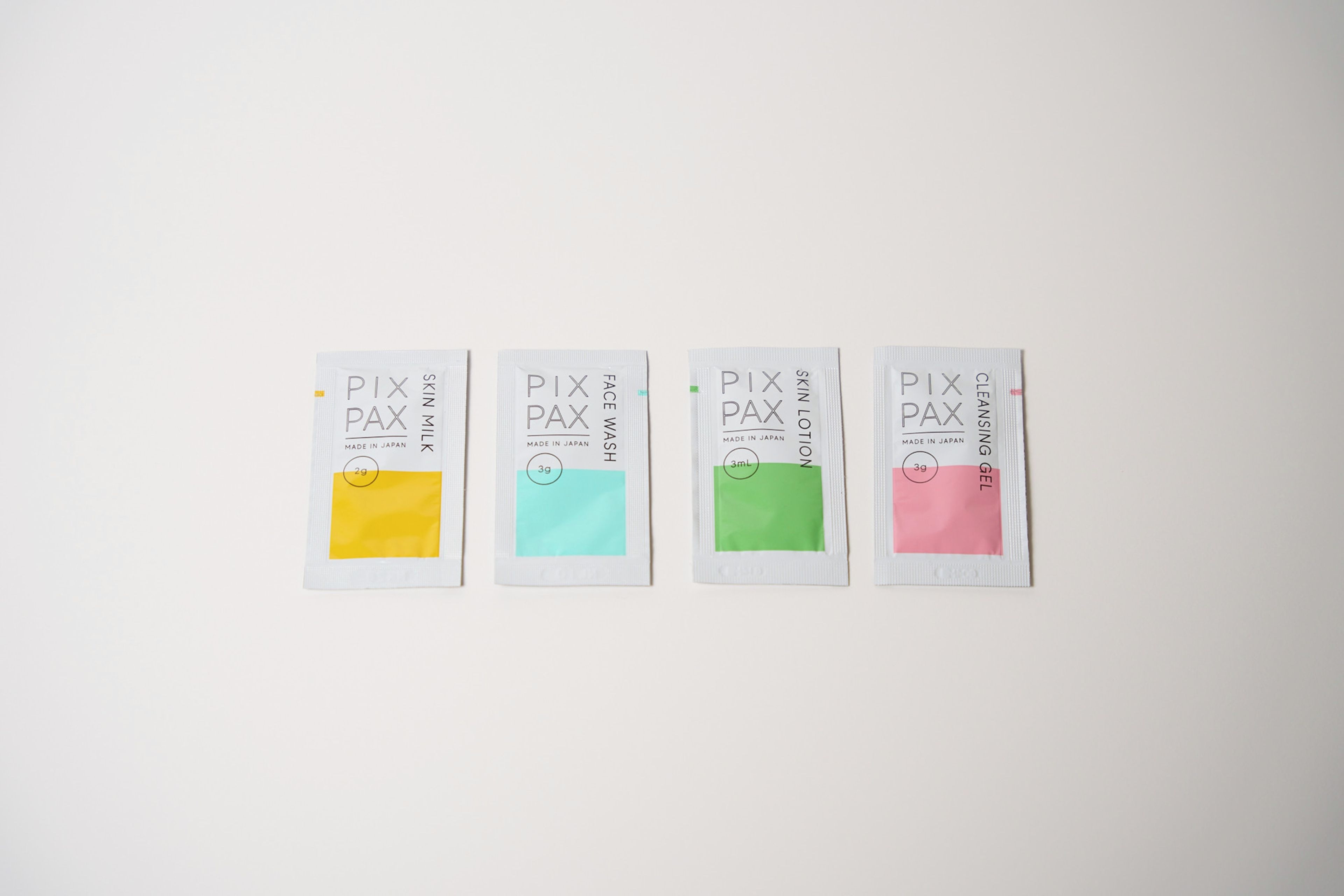 Quatro embalagens do produto de cuidados com a pele Four Pix PAX.