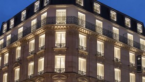 A corner building with multiple balconies and windows, featuring a classic architectural style. - Maison Albar - Le Diamond (Paris)