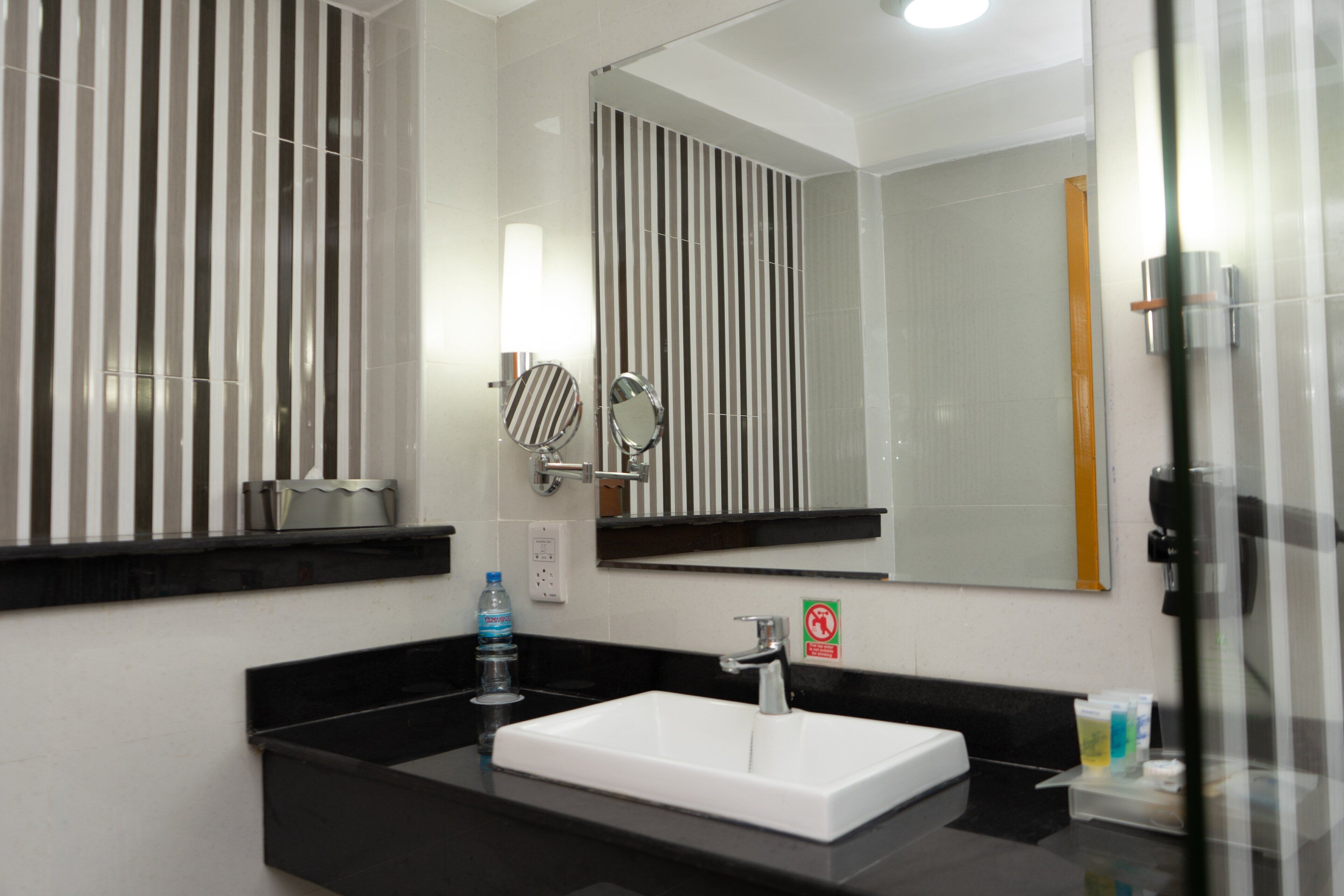 Minibar, Zimmersafe, Schreibtisch, laptopgeeigneter Arbeitsplatz