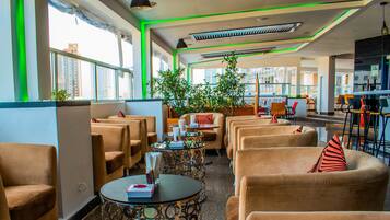 3 restaurants; lunch and dinner served