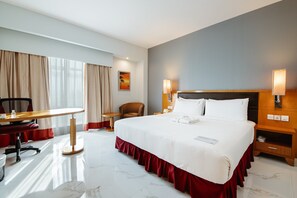 Frigobar, cofres nos quartos, escrivaninha