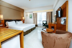 Combined shower/tub, free toiletries, hair dryer, bidet