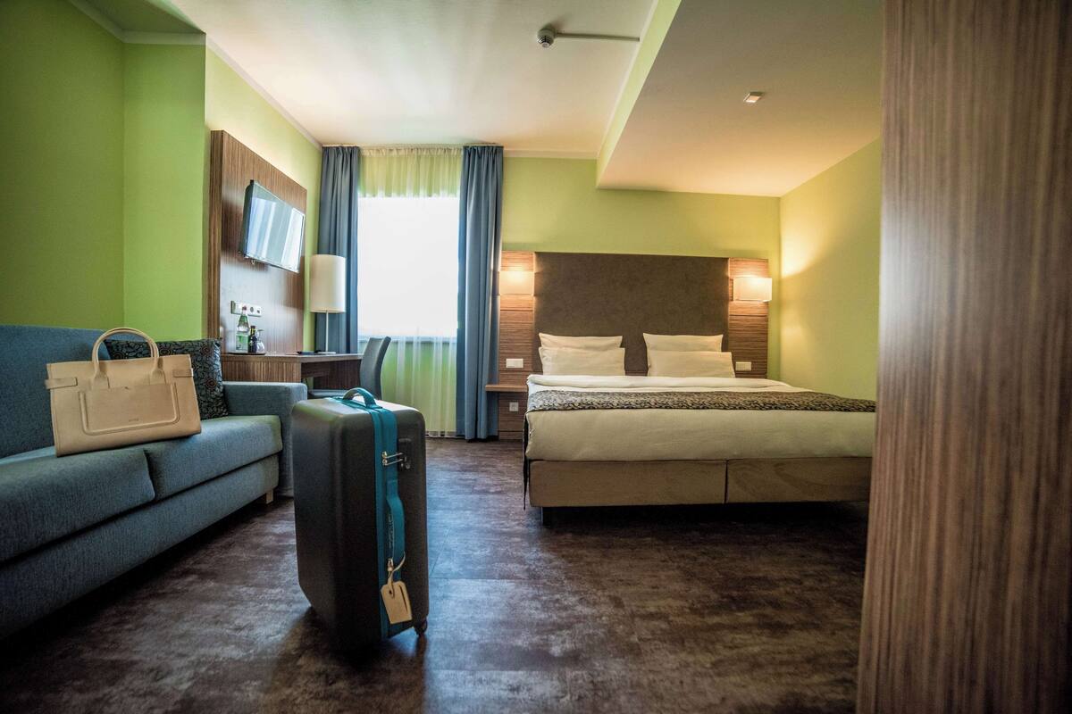 hypo-allergenic bedding, in-room safe, desk, laptop workspace