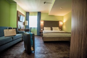 Hypo-allergenic bedding, in-room safe, desk, laptop workspace