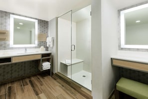 Chambre Deluxe, 1 trĂšs grand lit (Oversized Bathroom) | Salle de bain | Ensemble douche/baignoire, articles de toilette de luxe, sĂšche-cheveux