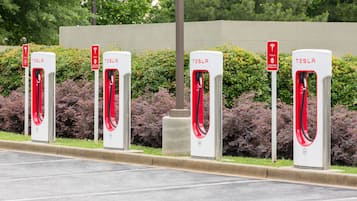 Une rangée de bornes de recharge pour véhicules électriques Tesla.
