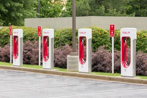 Electric vehicle charging station