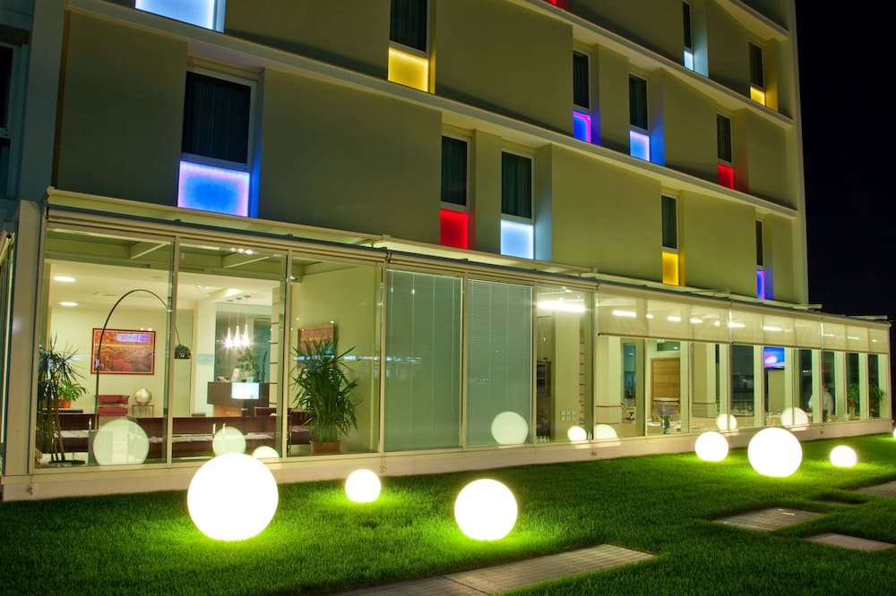 Breaking Business Hotel