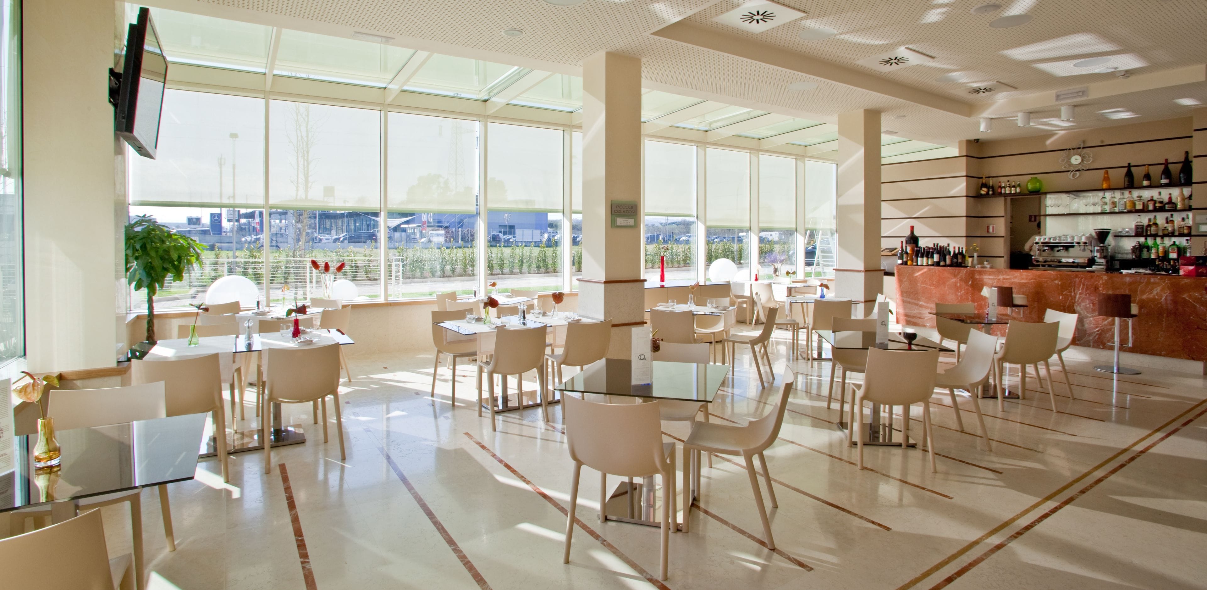 Serviert Frühstück, Mittagessen und Abendessen