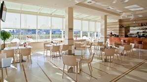 朝食、ランチ、ディナーに営業