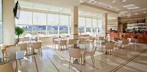 Serves breakfast, lunch and dinner