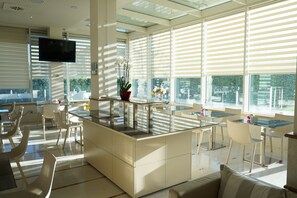 Free daily buffet breakfast