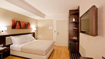 Minibar, Zimmersafe, Schreibtisch, VerdunkelungsvorhÀnge