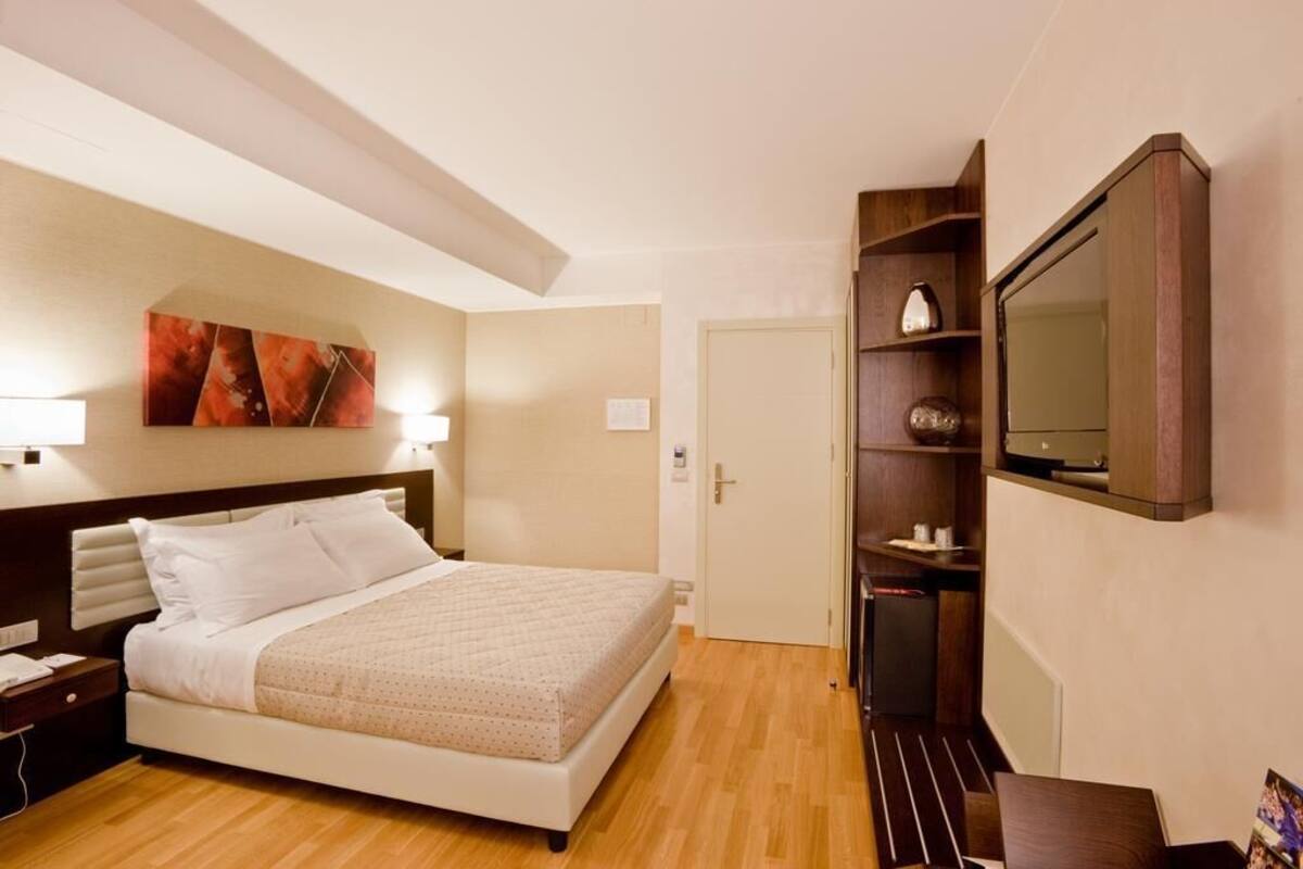 Frigobar, cofres nos quartos, escrivaninha, cortinas blackout