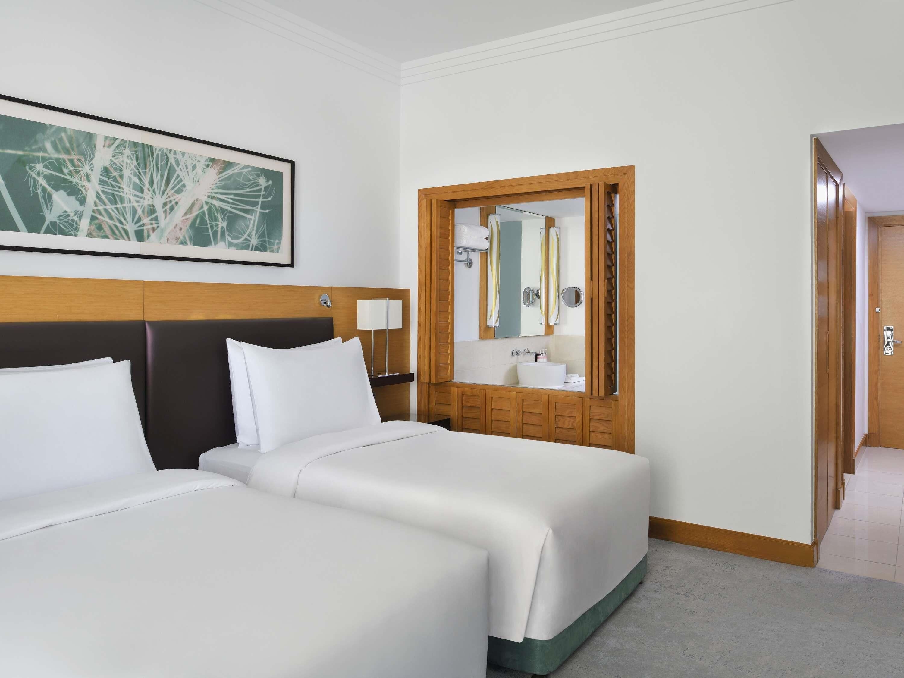 Frigobar, cofres nos quartos, escrivaninha