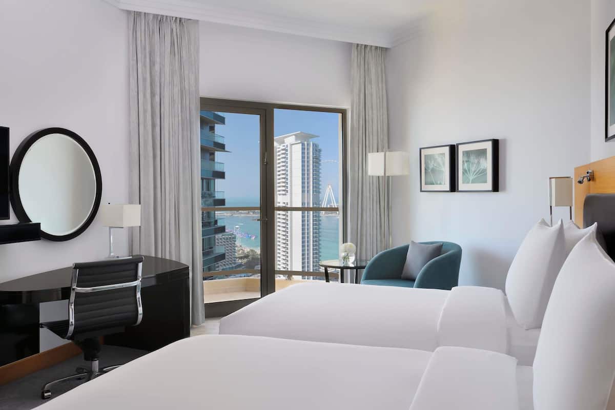 Camera Executive con 2 letti singoli, 2 letti singoli, balcone, vista mare parziale | 1 camera, minibar, una cassaforte in camera, una scrivania