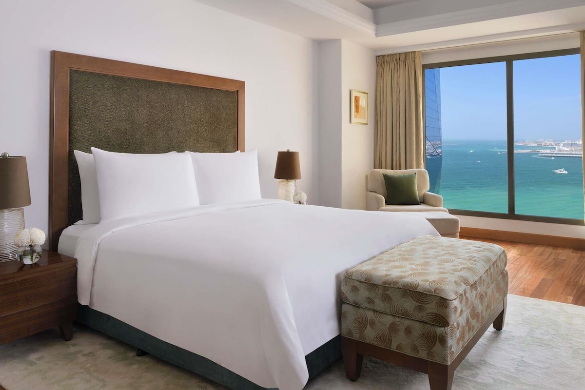 Suite Royal, 1 cama matrimonial, balcón, vista parcial al mar | Minibar, caja de seguridad en la habitación y escritorio