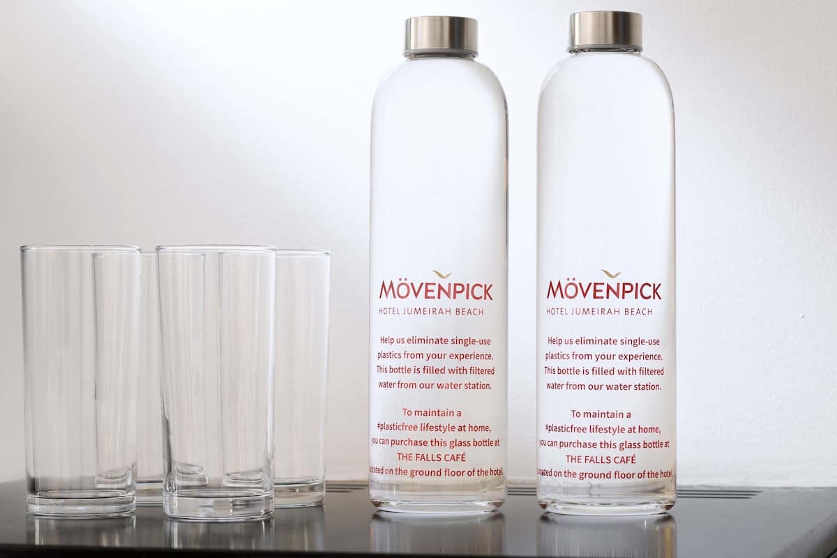 1 kamar tidur, minibar, brankas, dan meja kerja