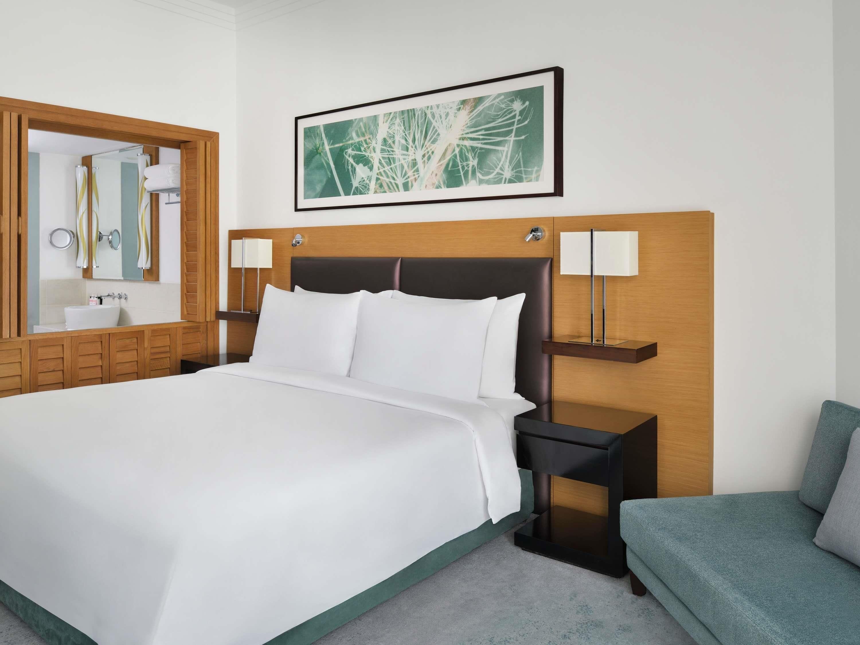 Executive Room, 1 King Bed, Balcony | Minibar, in-room safe, desk, laptop workspace