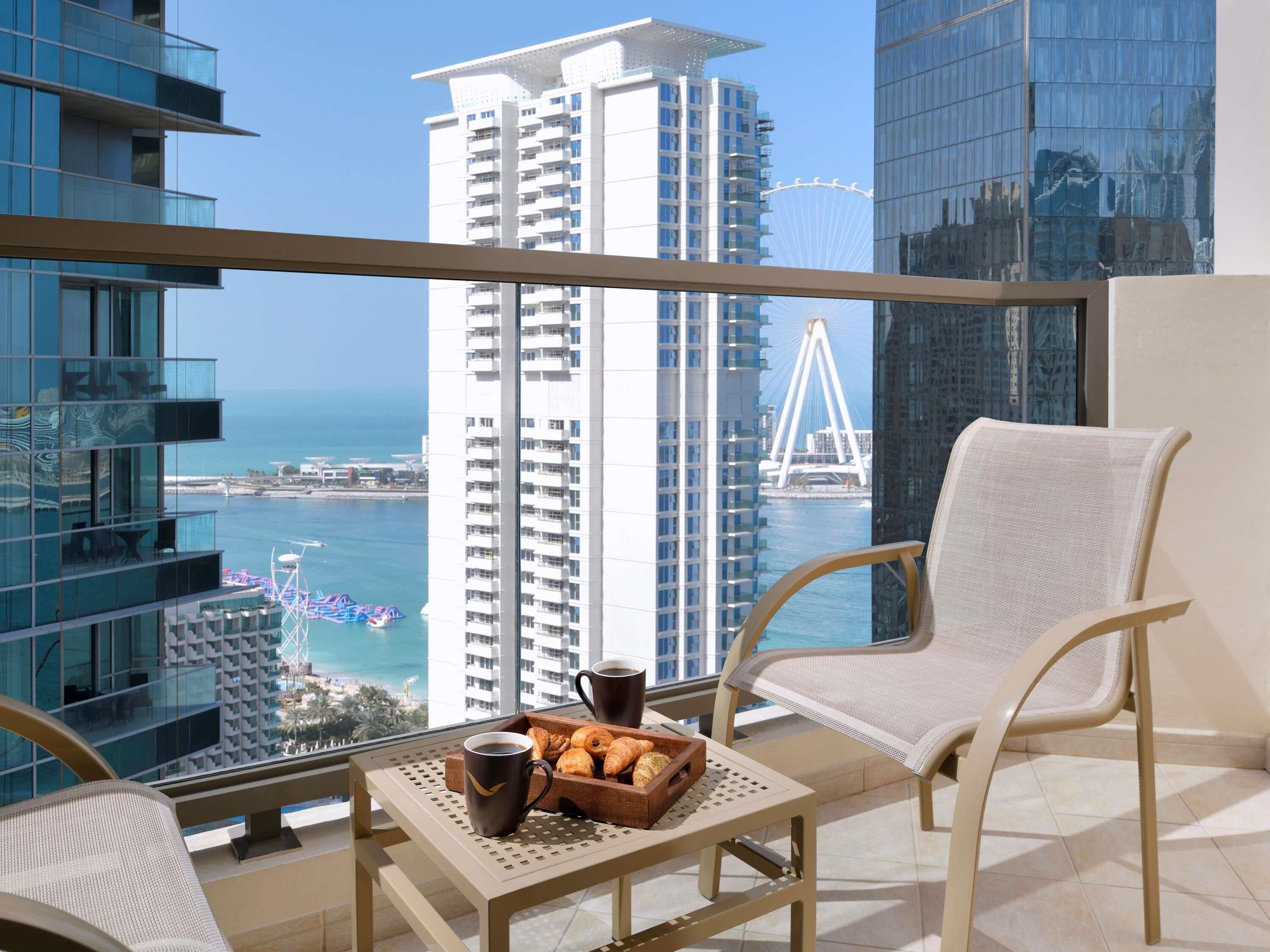 Quarto executivo, 1 cama King, sacada, vista parcial para o mar | Frigobar, cofres nos quartos, escrivaninha
