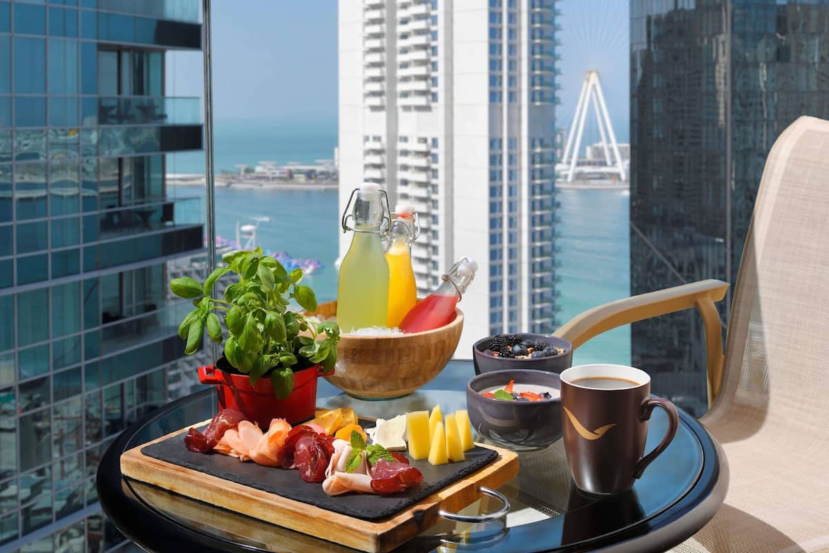 1 kamar tidur, minibar, brankas, dan meja kerja