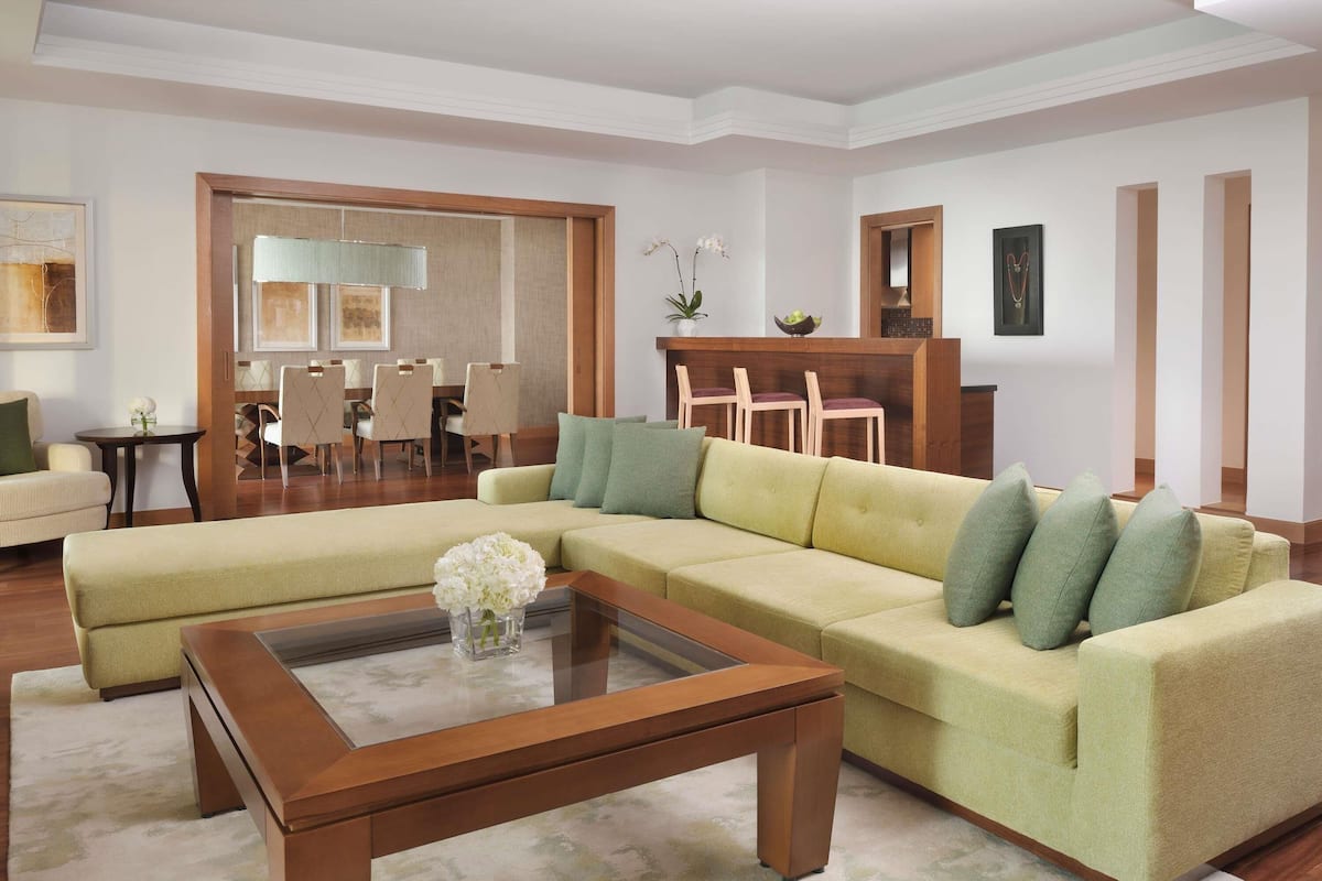 Suite Royale, 1 lit double, balcon, vue partielle sur la mer | 1 chambre, minibar, coffres-forts dans les chambres, bureau