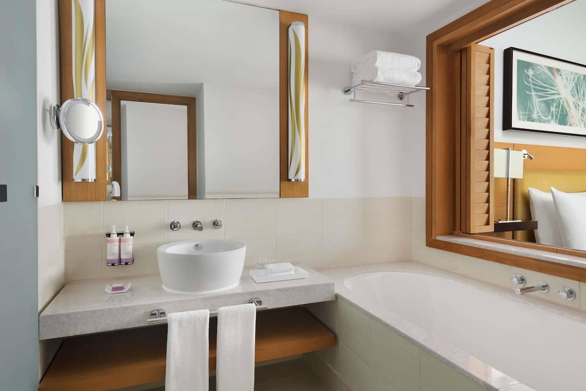 Minibar, coffres-forts dans les chambres, bureau