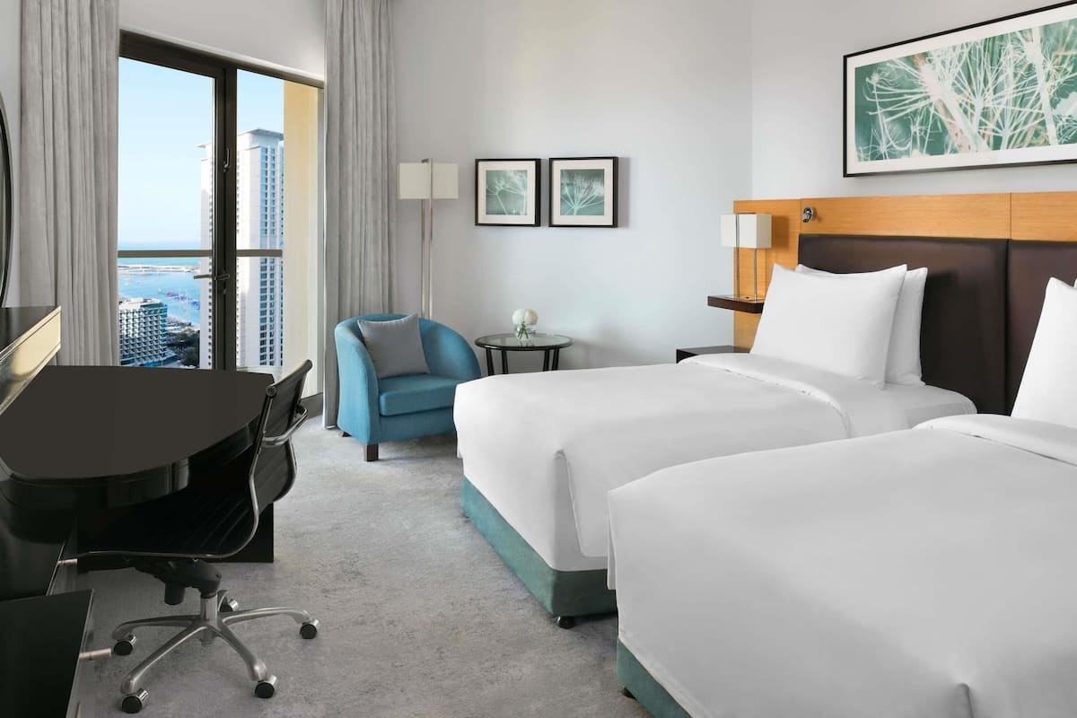 Camera Deluxe con 2 letti singoli, balcone, vista mare parziale | 1 camera, minibar, una cassaforte in camera, una scrivania