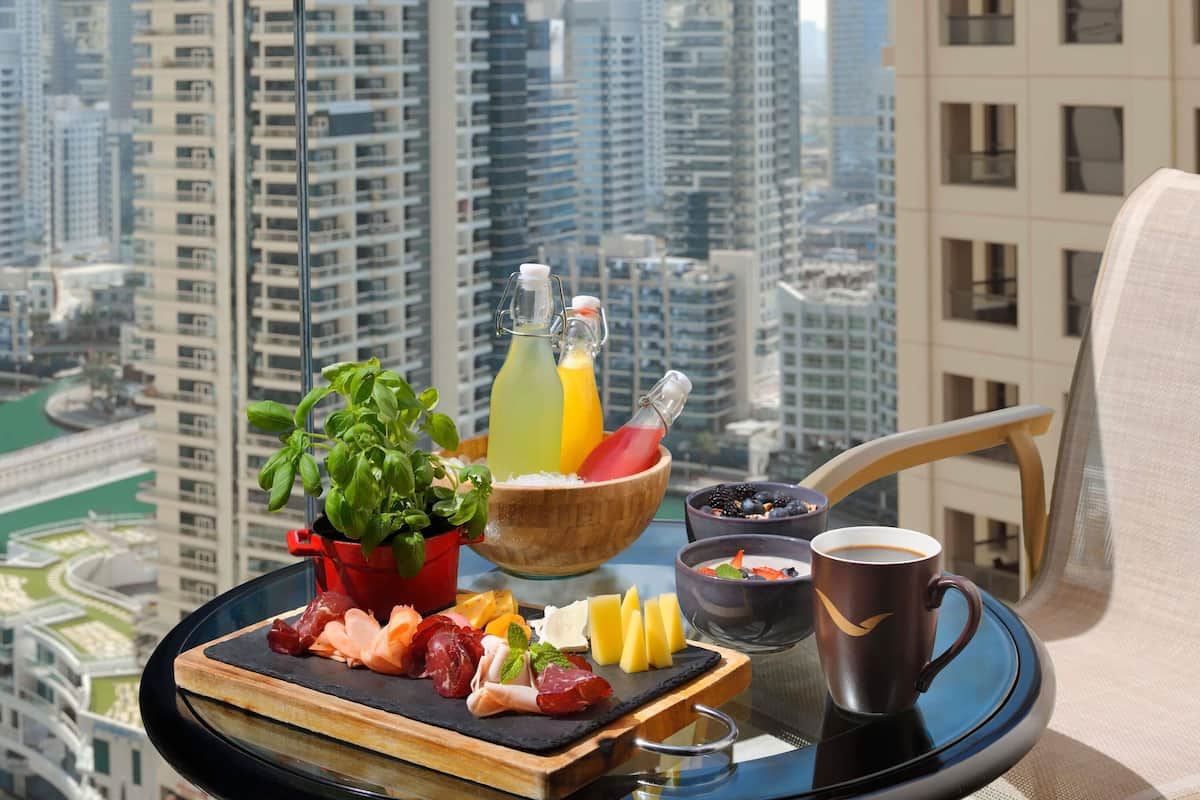 1 camera, minibar, una cassaforte in camera, una scrivania