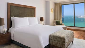Suite Royale, 1 lit double, balcon, vue partielle sur la mer | Minibar, coffres-forts dans les chambres, bureau