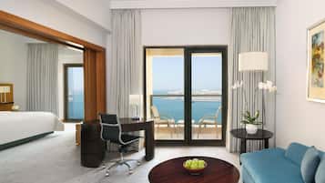 Familie suite, 1 kingsize bed, balkon, gedeeltelijk uitzicht op zee | Een minibar, een kluis op de kamer, een bureau, een laptopwerkplek