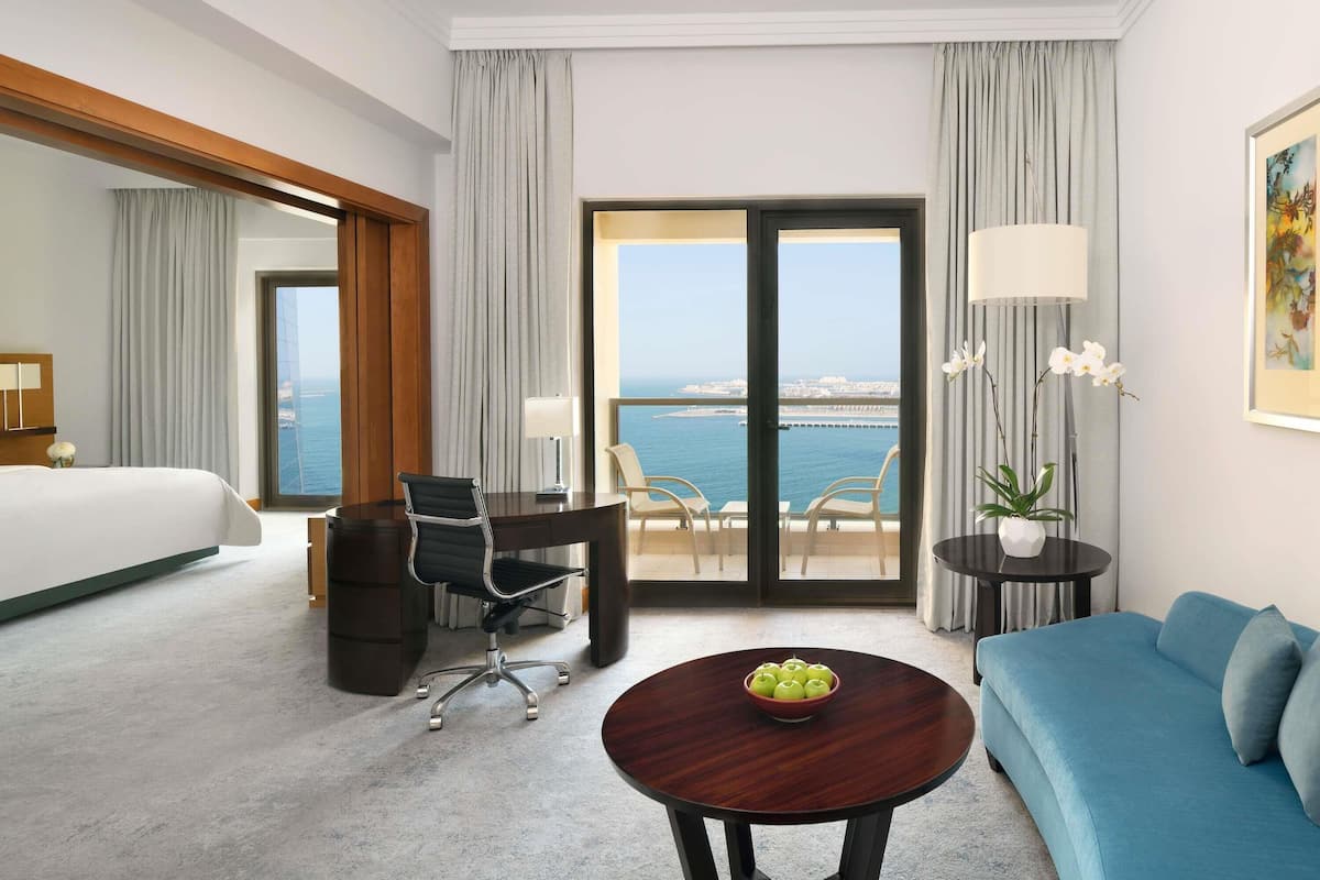Suite Familiale, 1 trĂšs grand lit, balcon, vue partielle sur la mer | 1 chambre, minibar, coffres-forts dans les chambres, bureau