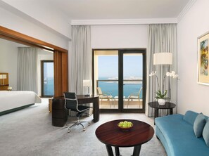 Familien-Suite, 1 King-Bett, Balkon, eingeschränkter Meerblick | 1 Schlafzimmer, Minibar, Zimmersafe, Schreibtisch