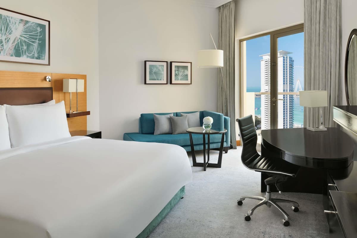 1 kamar tidur, minibar, brankas, dan meja kerja