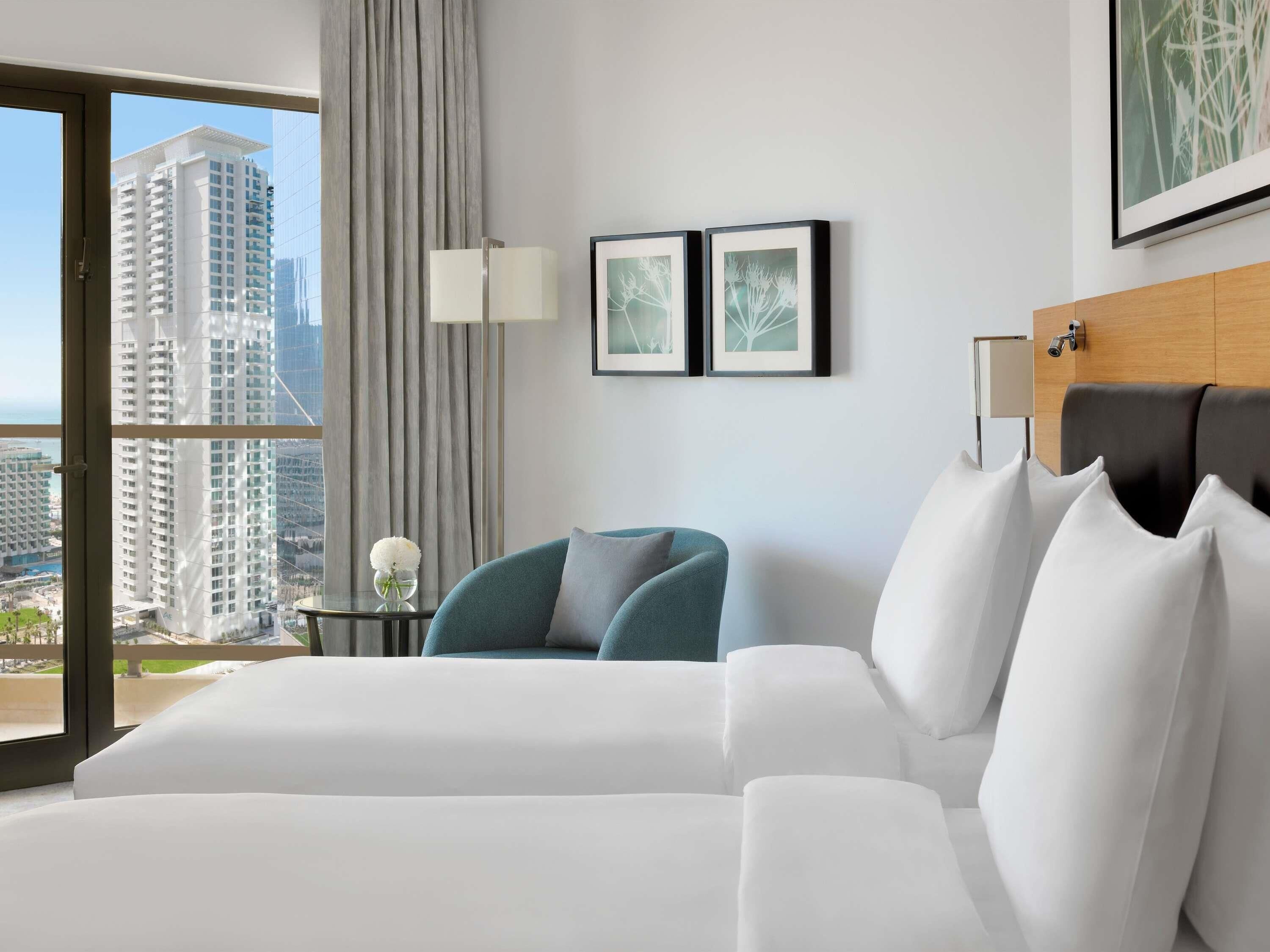 Executive Twin kamer, 2 eenpersoonsbedden, balkon, gedeeltelijk uitzicht op zee | Een minibar, een kluis op de kamer, een bureau, een laptopwerkplek