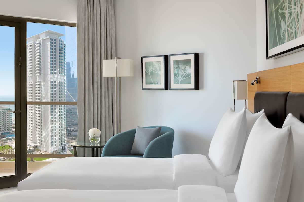 Chambre exécutive avec lits jumeaux, 2 lits jumeaux, balcon, vue partielle sur la mer | Minibar, coffre-fort, bureau