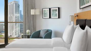 Executive Twin kamer, 2 eenpersoonsbedden, balkon, gedeeltelijk uitzicht op zee | Een minibar, een kluis op de kamer, een bureau, een laptopwerkplek