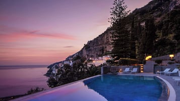 Piscina stagionale all'aperto, ombrelloni da piscina, lettini