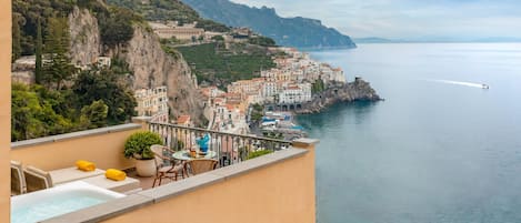 Chambre Premium, terrasse, vue mer (Jacuzzi) | Matelas Select Comfort, minibar, coffres-forts dans les chambres, bureau